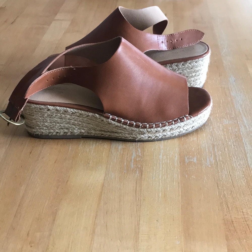 Universal Thread Brown Wedges